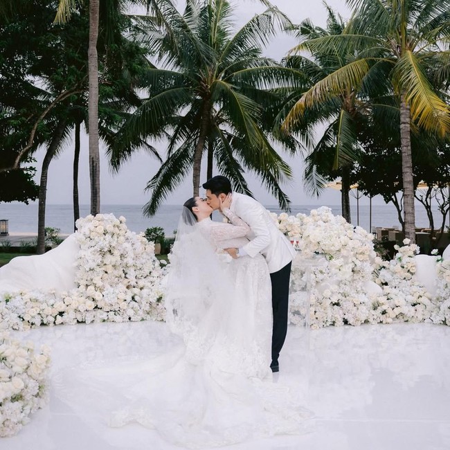 7 Inspirasi Dekorasi Pernikahan Serba Putih ala Selebriti, Elegan dan Timeless