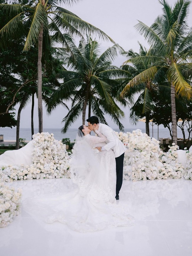 7 Inspirasi Dekorasi Pernikahan Serba Putih ala Selebriti, Elegan dan Timeless