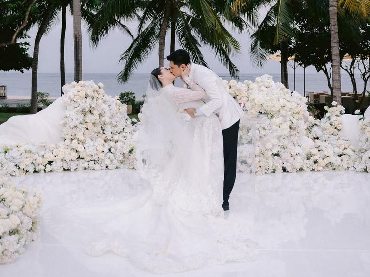 7 Inspirasi Dekorasi Pernikahan Serba Putih ala Selebriti, Elegan dan Timeless