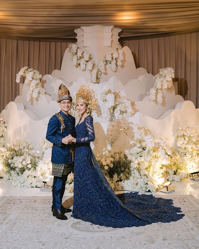 Teuku Rassya, aktor dan penyanyi yang merupakan putra dari Tamara Bleszinzky, menghadirkan dekorasi serba putih dengan sentuhan modern dan clean look. Instalasi bunga dibuat lebih terstruktur dengan tambahan crystal chandelier dan lighting putih yang hangat. Foto: Instagram