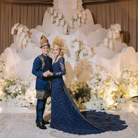 Teuku Rassya, aktor dan penyanyi yang merupakan putra dari Tamara Bleszinzky, menghadirkan dekorasi serba putih dengan sentuhan modern dan clean look. Instalasi bunga dibuat lebih terstruktur dengan tambahan crystal chandelier dan lighting putih yang hangat. Foto: Instagram