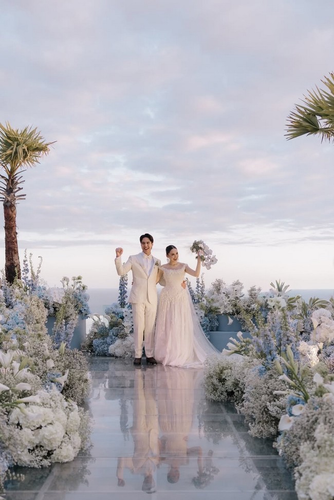 Warna putih identik dengan kesan suci, romantis, bersih, dan timeless, sehingga selalu jadi pilihan favorit untuk wedding intimate hingga resepsi megah. Seperti di pernikahan Syifa Hadju dan El Rumi, menampilkan dekorasi bernuansa putih dengan sentuhan dusty blue membuat suasana terlihat segar dan tidak terlalu flat. Foto: Instagram
