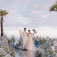 Warna putih identik dengan kesan suci, romantis, bersih, dan timeless, sehingga selalu jadi pilihan favorit untuk wedding intimate hingga resepsi megah. Seperti di pernikahan Syifa Hadju dan El Rumi, menampilkan dekorasi bernuansa putih dengan sentuhan dusty blue membuat suasana terlihat segar dan tidak terlalu flat. Foto: Instagram