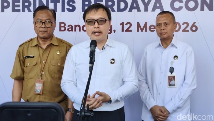 Deputi Bidang Koordinasi Pemberdayaan Ekonomi Masyarakat dan Pelindungan Pekerja Migran Kemenko PM, Leontinus Alpha Edison (tengah) usai peluncuran program Perintis Berdaya Connect di Bandung.