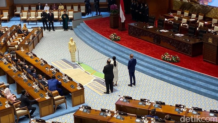 Pimpinan DPR RI melantik Adela Kanasya Adies sebagai anggota Dewan menggantikan eks Wakil Ketua DPR Adies Kadir, gedung DPR RI, Senayan, Jakarta, Selasa (12/5/2026).