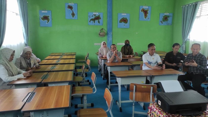 Foto: Tim Inspektorat saat turun ke SDN 189 (Dok Inspektorat)