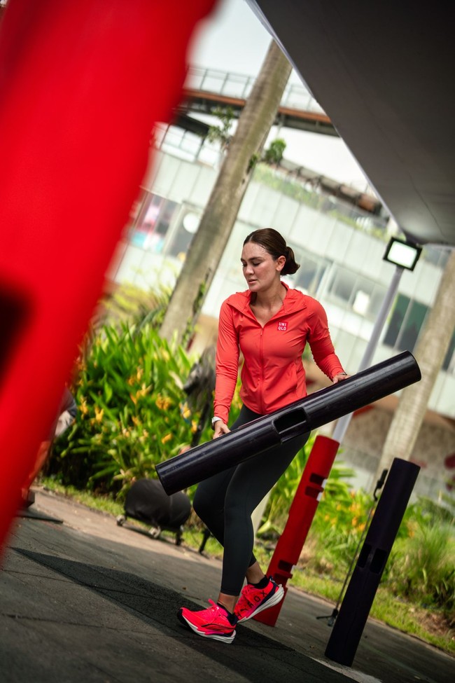 Uniqlo in Motion 2026 diikuti oleh lebih dari 2.000 peserta dari 50 komunitas olahraga dan wellness yang berbasis di Jabodetabek dan Bandung. Setiap sesi olahraga bersama komunitas running, yoga, pilates, hingga HIIT dirancang agar peserta tidak hanya berpartisipasi, tetapi juga merasakan secara langsung bagaimana Sport Utility Wear beradaptasi dengan kebutuhan gerak yang berbeda, mulai dari aktivitas intens, latihan fleksibilitas, hingga mobilitas sehari-hari. (Foto: Dok. Uniqlo Indonesia)