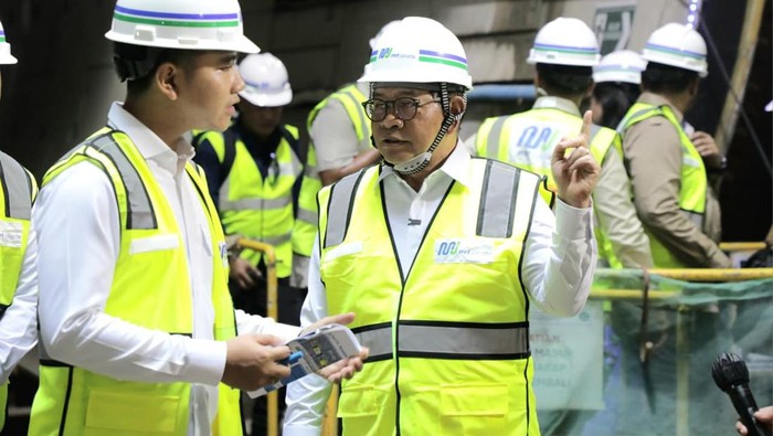 Gibran bareng Pramono mengecek MRT Harmoni. (Dok. Pemprov DKI)