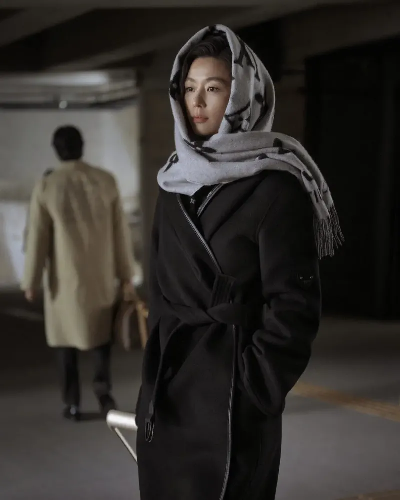 Gong Yoo dan Jun Ji Hyun tampil bersama dalam campaign terbaru Louis Vuitton.