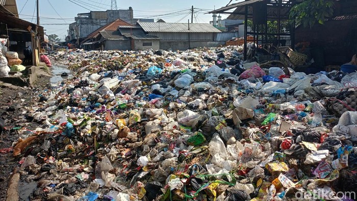 Gunungan sampah di Pasar Cikurubuk Tasikmalaya.
