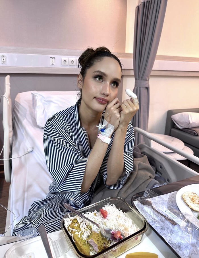 Hobi Masak! Cinta Laura Buat Menu ‘MBG’ Pempek hingga Ayam Kecombrang