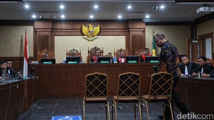 Pengadilan Tipikor Jakarta menjatuhkan vonis empat tahun penjara kepada mantan konsultan teknologi, Ibrahim Arief, dalam kasus dugaan korupsi pengadaan laptop berbasis Chromebook, Selasa (12/5/2026).