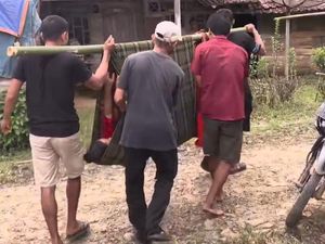 Terjadi Lagi, Ibu di Banten Harus Ditandu Usai Melahirkan Akibat Jalan Rusak