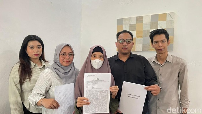 Ibu korban bullying di Banjarbaru bersama kuasa hukum dan barang bukti perundungan.