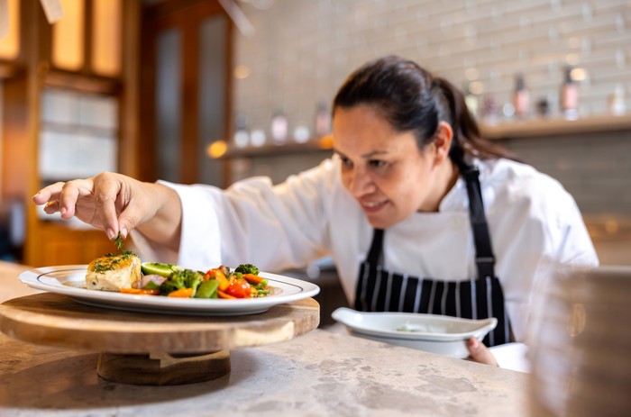 Ilustrasi pekerjaan executive chef di industri kuliner