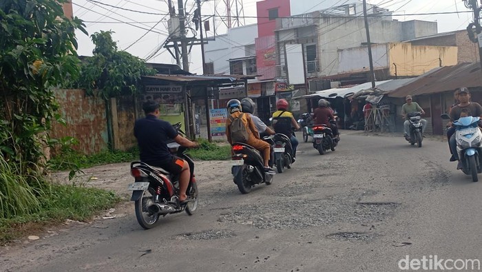 Jalan Sei Mencirim yang rusak
