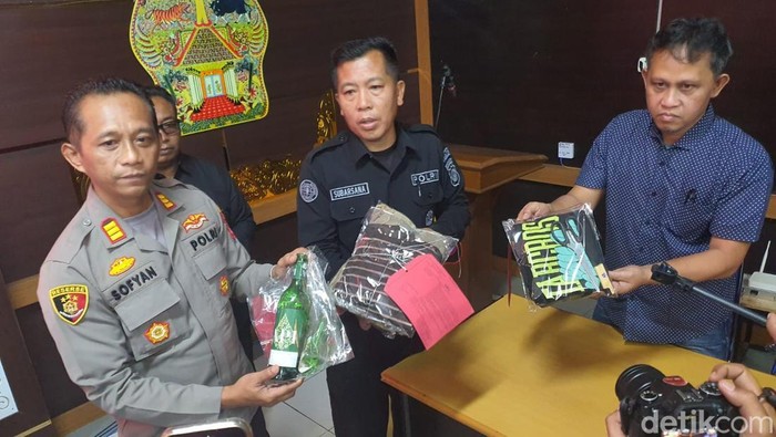 Kapolsek Playen, AKP Sofyan Susanto, menunjukkan barang bukti botol yang digunakan untuk menganiaya korban, Selasa (12/5/2026).