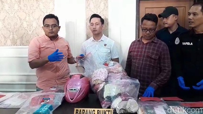 Kasat Reskrim Polresta Pati Kompol Dika Hadian Widya Wiratama saat menunjukkan barang bukti berupa ponsel, celana dalam dan bra di Polresta Pati, Selasa 12 Mei 2026.