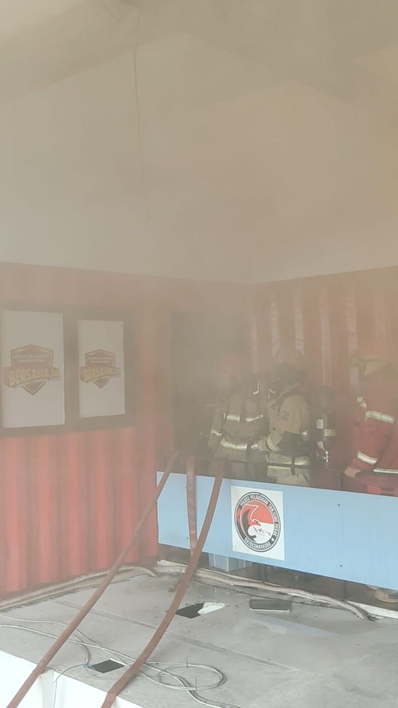 Kebakaran di Polres Pelabuhan Tanjung Perak Surabaya Kebakaran di Polres Pelabuhan Tanjung Perak Surabaya