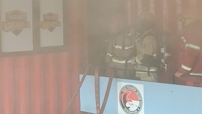 Kebakaran di Polres Pelabuhan Tanjung Perak Surabaya.