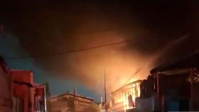 Kebakaran sejumlah gudang di Jalan Rawa Melati A, Tegal Alur, Kalideres, Jakarta Barat, Senin (11/5/2026) malam.