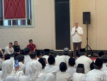 Momen Hangat The Trans Luxury Hotel Surabaya Berbagi dengan Anak Panti