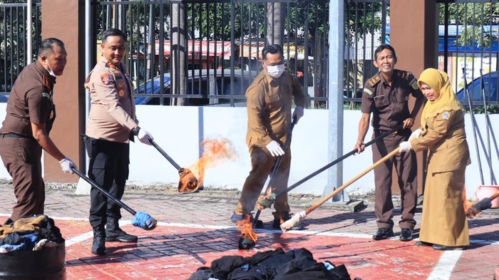 Kejari Gresik musnahkan barang bukti kejahatan bersama Forkopimda