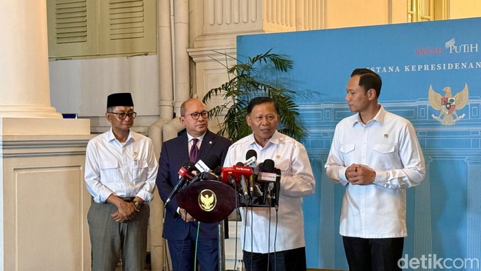 Kepala Badan Otorita Pengelola Pantai Utara Jawa Didit Herdiawan (kedua dari kanan) usai rapat terbatas dengan Presiden Prabowo subianto membahas progres pembangunan giant sea wall, Selasa (12/5/2026). (Eva Safitri/detikcom)