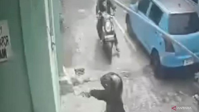 Rekaman kamera pengawas (CCTV) aksi komplotan yang diduga spesialis pencurian kendaraan bermotor disertai ancaman senjata api di kawasan Duren Sawit, Jaktim, Sabtu (9/5/2026)