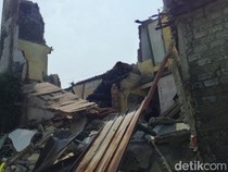 Rumah 3 Lantai Milik Pensiunan PNS di Sukabumi Ambruk Tutup Jalan