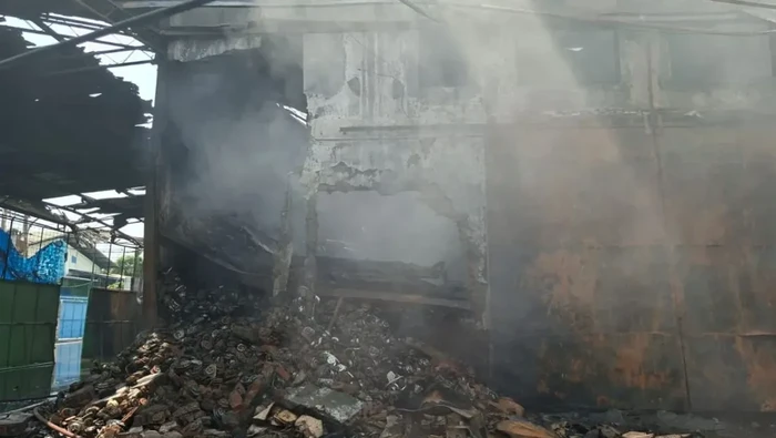 Letupan-letupan masih terjadi di gudang di Kalideres, Jakbar, saat damkar melakukan pendinginan. Selain itu, masih ada bara api dan gas beracun dalam gudang. (ANTARA/HO-Doka Pribadi)