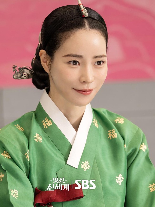 Gaya Lim Ji Yeon Pakai Hanbok Modern di My Royal Nemesis, Bikin Kepincut