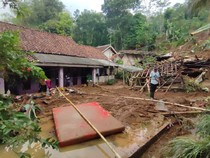 Tebing 30 Meter Longsor di Ciamis, 6 Rumah Rusak