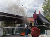 Dukung Jonas Salean, Puluhan Mahasiswa IMM Bakar Ban di Kejati NTT