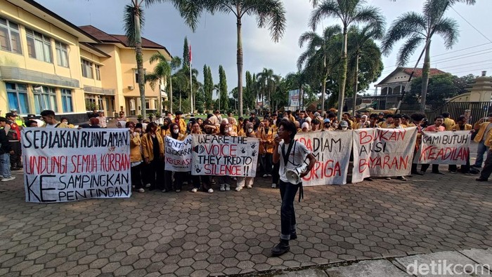 Mahasiswa Unsoed menggelar aksi di Mapolresta Banyumas, Selasa (12/5/2026).