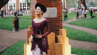 Mawar Eva de Jongh meraih gelar Sarjana Ilmu Komunikasi. Dia menyelesaikan pendidikannya di Universitas Pelita Harapan. Foto: Instagram @mawar_eva