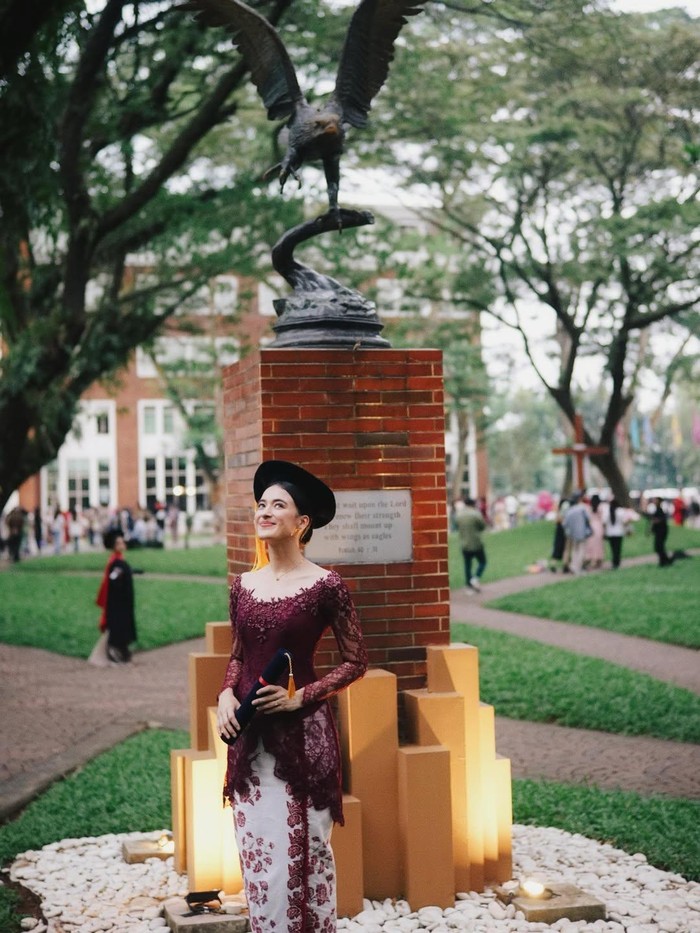 Mawar de Jongh wisuda S1.
