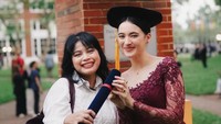 Keberhasilan Mawar menyelesaikan pendidikan S1 juga disambut bahagia oleh semua orang terdekatnya. Foto: Instagram @mawar_eva