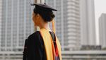 Mawar de Jongh Wisuda S1, Bryan Domani Bawakan Buket Bunga