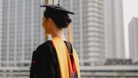 Mawar bangga memakai toga dan jubah khas wisudawan. Foto: Instagram @mawar_eva