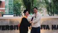Bryan Domani juga datang ke wisuda Mawar de Jongh dengan membawakan buket bunga. Foto: Instagram @mawar_eva