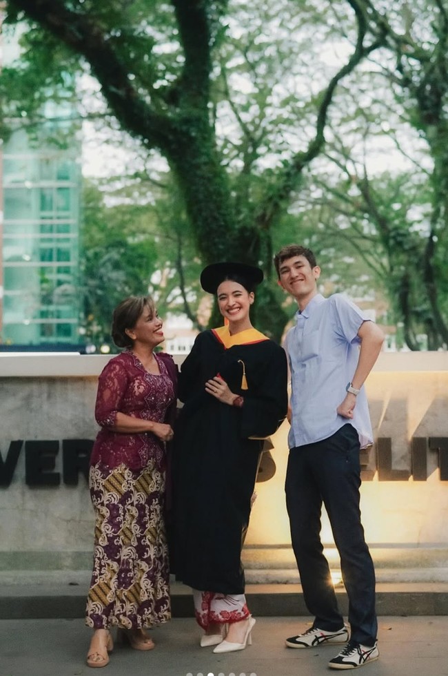 Aktris sekaligus penyanyi Mawar Eva de Jongh baru saja resmi lulus dari Universitas Pelita Harapan dan menyandang gelar Sarjana Ilmu Komunikasi (S.I.Kom.). Di hari wisudanya, Mawar tampil memukau kenakan kebaya dibalut dengan jubah dan toga wisuda. Foto: Instagram/@mawar_eva