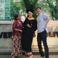 Aktris sekaligus penyanyi Mawar Eva de Jongh baru saja resmi lulus dari Universitas Pelita Harapan dan menyandang gelar Sarjana Ilmu Komunikasi (S.I.Kom.). Di hari wisudanya, Mawar tampil memukau kenakan kebaya dibalut dengan jubah dan toga wisuda. Foto: Instagram/@mawar_eva