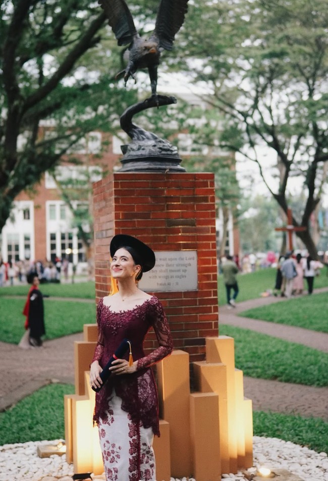 Mawar Eva mengenakan kebaya modern berwarna burgundy dengan detail bordir floral yang mewah. Bagian atas kebaya dihiasi detail brokat transparan serta taburan payet. Motif bunga pada kebaya juga memberi sentuhan feminin yang manis. Foto: Instagram/@mawar_eva
