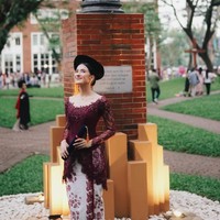 Mawar Eva mengenakan kebaya modern berwarna burgundy dengan detail bordir floral yang mewah. Bagian atas kebaya dihiasi detail brokat transparan serta taburan payet. Motif bunga pada kebaya juga memberi sentuhan feminin yang manis. Foto: Instagram/@mawar_eva