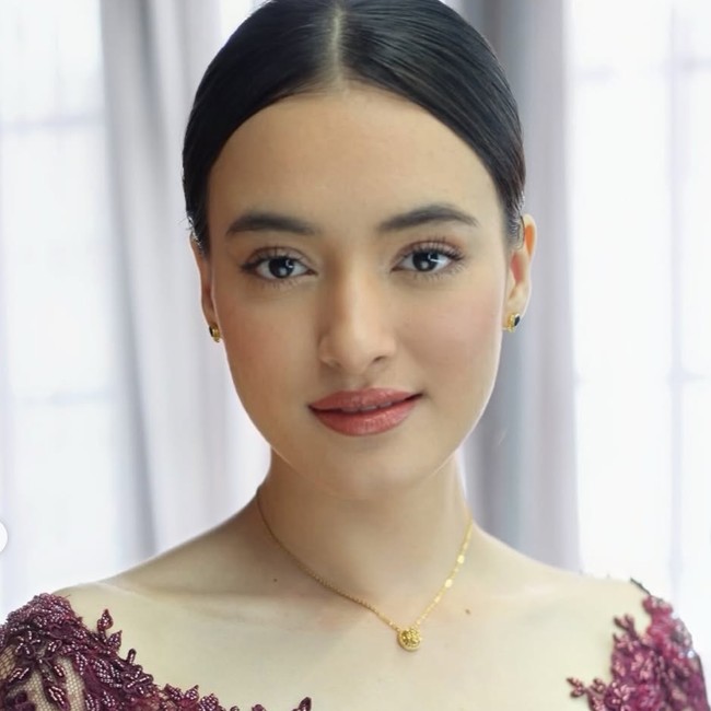 Pesona Mawar Eva Berkebaya Burgundy saat Wisuda, Cantik Flawless!