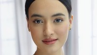 Pesona Mawar Eva Berkebaya Burgundy saat Wisuda, Cantik Flawless!
