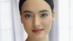 Pesona Mawar Eva Berkebaya Burgundy saat Wisuda, Cantik Flawless!