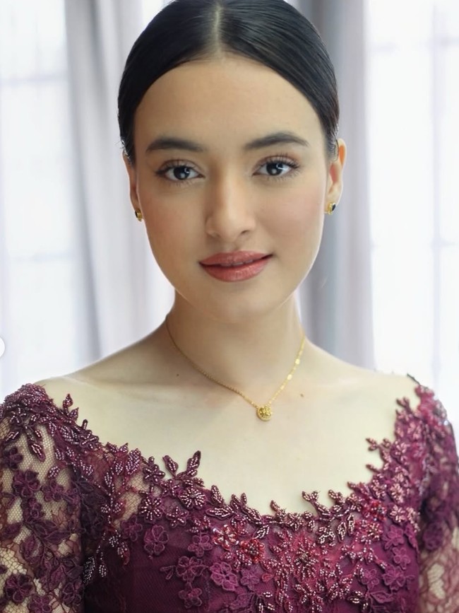 Pesona Mawar Eva Berkebaya Burgundy saat Wisuda, Cantik Flawless!