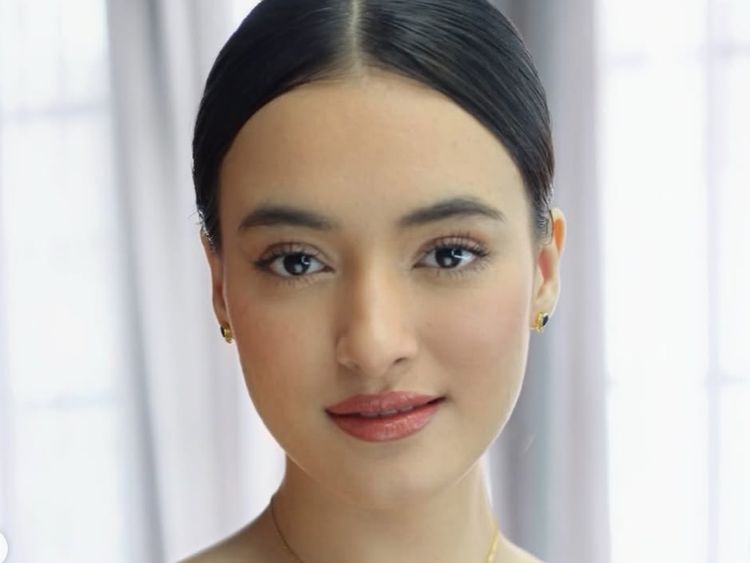 Pesona Mawar Eva Berkebaya Burgundy saat Wisuda, Cantik Flawless!